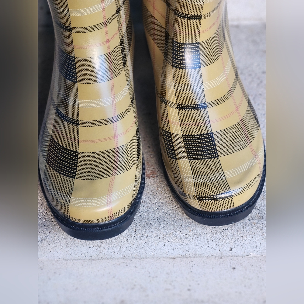 NWT HENRY FERRERA Women's Plaid Rain Boots Stylish rain boots. Size 9. - Picture 7 of 8